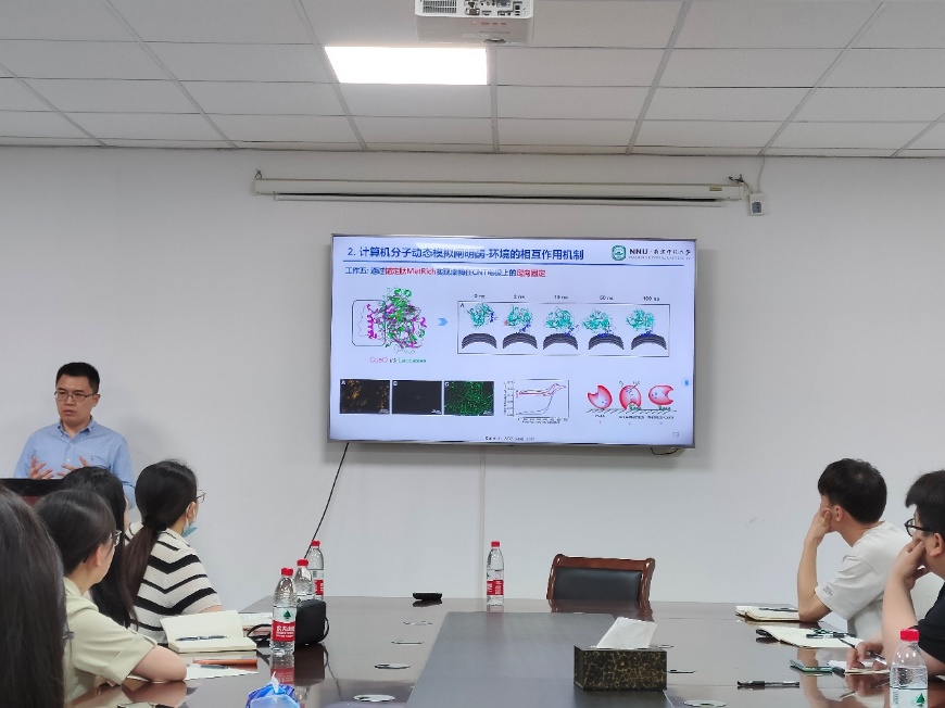 男人和女人在房间里交谈低可信度描述已自动生成